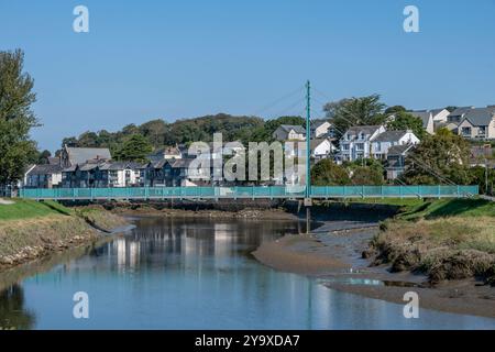 Wadebridge, eine hübsche Stadt in Cornwall, England, überquert den Fluss, um beide Seiten miteinander zu verbinden Stockfoto