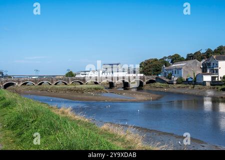 Wadebridge, eine hübsche Stadt in Cornwall, England, überquert den Fluss, um beide Seiten miteinander zu verbinden Stockfoto