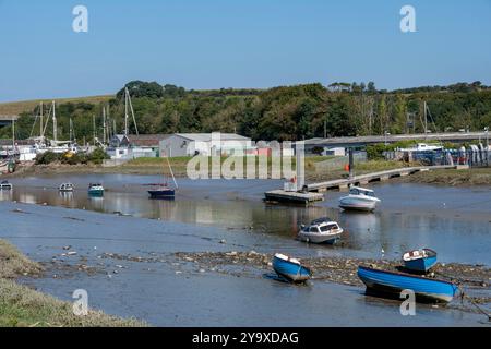 Wadebridge, eine hübsche Stadt in Cornwall, England, überquert den Fluss, um beide Seiten miteinander zu verbinden Stockfoto