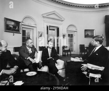 US-Präsident John Kennedy Treffen mit US-Außenminister Dean Rusk, US-Vizepräsident Lyndon B. Johnson und US-Staatsanwalt Robert F. Kennedy nach einer Reise des US-Generalstaatsanwalts nach Europa und Asien, Weißes Haus, Washington, D.C., USA, Abbie Rowe, Fotos Des Weißen Hauses, 28. Februar 1962 Stockfoto