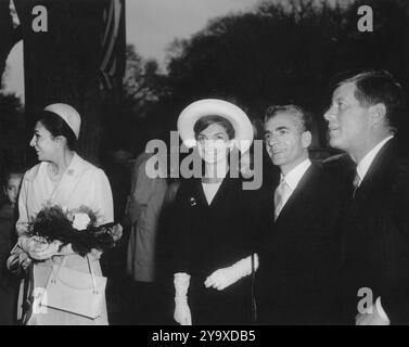 Kaiserin Farah Pahlavi, US-First Lady Jacqueline Kennedy, Mohammad Reza Pahlavi, Schah von Iran und US-Präsident John Kennedy, Ankunft in Blair House, Washington, D.C., USA, Abbie Rowe, Fotos Des Weißen Hauses, 11. April 1962 Stockfoto