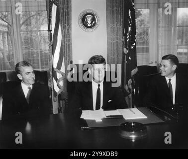 Mohammad Reza Pahlavi, Shah of Iran, US-Präsident John Kennedy und US-Verteidigungsminister Robert S. McNamara während des Treffens im Kabinettsaal des Weißen Hauses, Washington, D.C., USA, Abbie Rowe, Fotos Des Weißen Hauses, 13. April 1962 Stockfoto