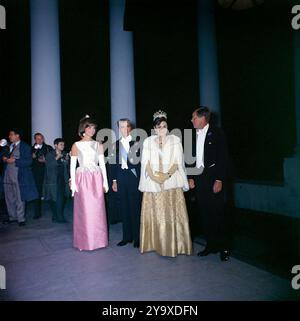 US First Lady Jacqueline Kennedy, Mohammad Reza Pahlavi, Schah von Iran mit seiner Frau Kaiserin Farah Pahlavi und US-Präsident John F. Kennedy, Gruppenporträt bei der Ankunft des Schahs im Weißen Haus zu ihren Ehren, Washington, D.C., USA, Robert Knudsen, Fotos Des Weißen Hauses, 11. April 1962 Stockfoto