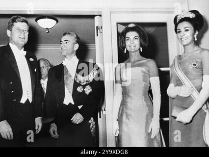 US-Präsident John Kennedy, Mohammad Reza Pahlavi, Schah von Iran, US First Lady Jacqueline Kennedy und Kaiserin Farah Pahlavi, die am Abendessen teilnahmen, iranische Botschaft, Washington, D.C. USA, Cecil Stoughton, Fotos des Weißen Hauses, 12. April 1962 Stockfoto