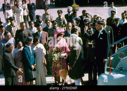 US First Lady Jacqueline Kennedy (Mitte, rosa) wird von Premierminister von Indien, Jawaharlal Nehru, bei ihrer Ankunft am Flughafen Palam, Delhi, Indien, Cecil Stoughton, Fotos des Weißen Hauses begrüßt. März 1962 Stockfoto