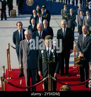 US-Präsident John F. Kennedy spricht bei der Ankunftszeremonie für den britischen Premierminister Harold Macmillan (links von Kennedy), direkt hinter Kennedy und MacMillan, Sir David Ormsby-Gore, Botschafter von Großbritannien; Dean Rusk, Außenminister; David K. E. Bruce, US-Botschafter in Großbritannien; Angier Biddle Duke, Chief of Protocol; Andrews Air Force Base, Prince George's County, Maryland, USA, Cecil Stoughton, Cecil Stoughton Fotos Des Weißen Hauses, 27. April 1962 Stockfoto