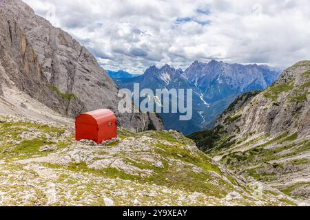 Bivaco in den Dolomiten. Alpines Biwakzimmer kleiner Unterschlupf hoch in den Bergen der Dolomiten zwischen den Felsen in großer Höhe. Berghütte Stockfoto