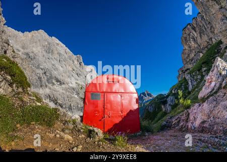 Bivaco in den Dolomiten. Alpines Biwakzimmer kleiner Unterschlupf hoch in den Bergen der Dolomiten zwischen den Felsen in großer Höhe. Berghütte Stockfoto