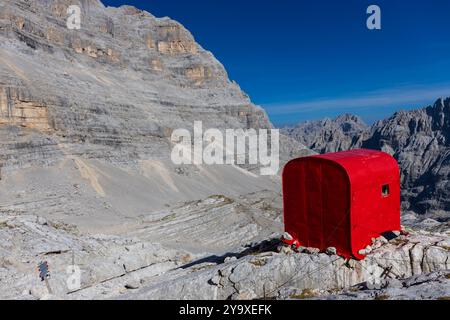 Bivaco in den Dolomiten. Alpines Biwakzimmer kleiner Unterschlupf hoch in den Bergen der Dolomiten zwischen den Felsen in großer Höhe. Berghütte Stockfoto