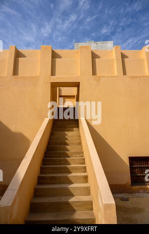 Doha, Katar - 16. Februar 2024: Blick auf das neue Gebäude des Nationalmuseums von Katar, das von dem Architekten Jean Nouvel als Wüstenrose entworfen wurde und 2019 eröffnet wurde. Stockfoto