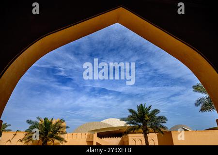 Doha, Katar - 16. Februar 2024: Blick auf das neue Gebäude des Nationalmuseums von Katar, das von dem Architekten Jean Nouvel als Wüstenrose entworfen wurde und 2019 eröffnet wurde. Stockfoto