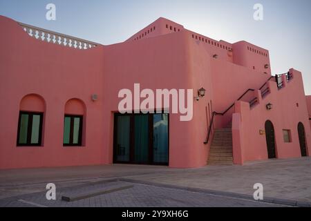 Der alte Hafen von Doha (Mina District) ist eines der touristischen Ziele, in denen sich ein Yachthafen für Kreuzfahrtschiffe, Cafés, Stockfoto