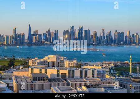 Doha, Katar - 3. Februar 2024 - Doha Towers mit Wasser vor der Tür Stockfoto