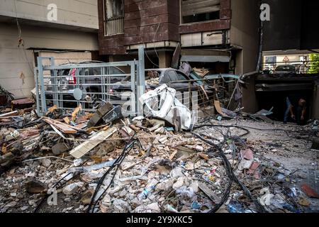 Beirut, Libanon. Oktober 2024. Ein Teil der Schäden, die durch einen Luftangriff auf Beiruts Nuwairi-Viertel verursacht wurden. Israelische Luftangriffe trafen Beirut am Abend des 10. Oktober 2024, es war der tödlichste Streik in Zentral-Beirut seit Beginn der israelischen Eskalation. Mindestens 22 Menschen starben und 117 wurden verletzt. Quelle: SOPA Images Limited/Alamy Live News Stockfoto