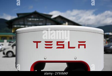 Tesla-Aufladestation für Elektro-Fahrzeuge, aufgenommen Flachau, Oesterreich, am 9. August 2024. *** Tesla Ladestation für Elektrofahrzeuge, fotografiert in Flachau, Österreich, am 9. August 2024 Stockfoto