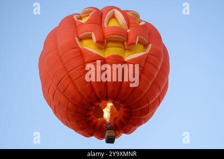 Albuquerque, Usa. Oktober 2024. Während des Special Shape Rodeo beim 52. Jährlichen Albuquerque International Balloon Fiesta im Balloon Fiesta Park am 11. Oktober 2024 in Albuquerque, New Mexico, fliegt ein Ballon mit Jack-O-Lantern-Thema. (Foto: Sam Wasson/SIPA USA) Credit: SIPA USA/Alamy Live News Stockfoto