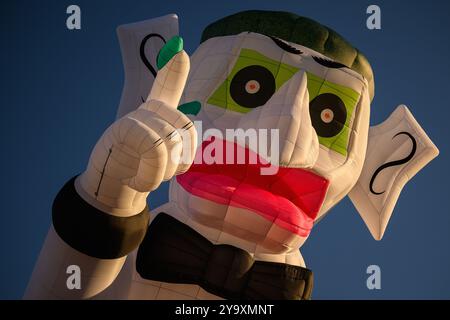 Albuquerque, Usa. Oktober 2024. „Zozobra the Balloon“ wird während des Special Shape Rodeo beim 52. Jährlichen Albuquerque International Balloon Fiesta im Balloon Fiesta Park am 11. Oktober 2024 in Albuquerque, New Mexico, aufgeblasen. (Foto: Sam Wasson/SIPA USA) Credit: SIPA USA/Alamy Live News Stockfoto