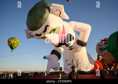 Albuquerque, Usa. Oktober 2024. „Zozobra the Balloon“ wird während des Special Shape Rodeo beim 52. Jährlichen Albuquerque International Balloon Fiesta im Balloon Fiesta Park am 11. Oktober 2024 in Albuquerque, New Mexico, aufgeblasen. (Foto: Sam Wasson/SIPA USA) Credit: SIPA USA/Alamy Live News Stockfoto