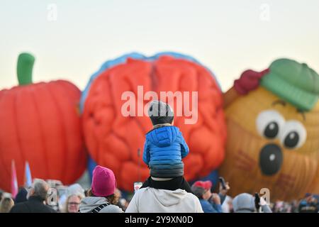 Albuquerque, Usa. Oktober 2024. Ein junger Zuschauer genießt das Special Shape Rodeo während der 52. Jährlichen Albuquerque International Balloon Fiesta im Balloon Fiesta Park am 11. Oktober 2024 in Albuquerque, New Mexico. (Foto: Sam Wasson/SIPA USA) Credit: SIPA USA/Alamy Live News Stockfoto