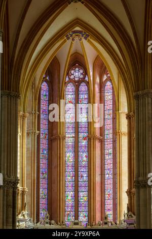 Frankreich, Meurthe et Moselle, Toul, Kathedrale Saint Etienne, erbaut zwischen dem 13. Und 16. Jahrhundert in extravagantem gotischen Stil, Buntglasfenster des Chors im Jahr 1863 von Casimir de Balthazar de Gacheo, die von links nach rechts Episoden des Alten Testaments, das Leben Jesu Christi und die wichtigsten Ereignisse des Lebens der Kirche im historizistischen Stil darstellen Stockfoto