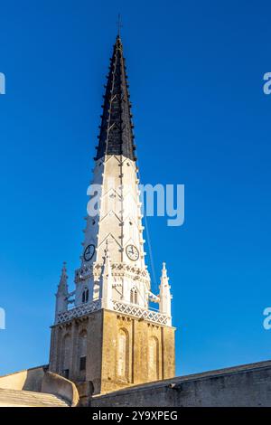 Frankreich, Charente-Maritime, Ile-de-Ré, Ars-en-Ré, beschriftet mit Les Plus Beaux Villages de France, Kirche Saint-Etienne aus dem 15. Jahrhundert, schwarz-weiß lackierter Hakenturm, dient als Bezugspunkt für Seeleute (Navigation) Stockfoto