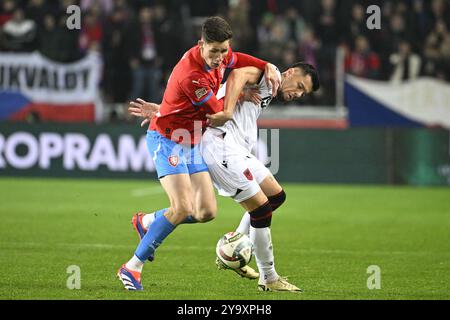 Prag, Tschechische Republik. Oktober 2024. L-R Martin Vitik (CZE) und Mirlind Daku (ALB) in Aktion während des Fußballliga-Spiels: Tschechien gegen Albanien in Prag, Tschechien, 11. Oktober 2024. Quelle: Michal Kamaryt/CTK Photo/Alamy Live News Stockfoto