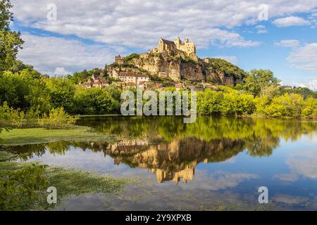 Frankreich, Dordogne, Perigord Noir, Vallée de la Dordogne, Beynac-et-Cazenac, mit Les Plus Beaux Villages de France beschriftet, die Burg, mittelalterliche Festung aus dem 12. Jahrhundert Stockfoto