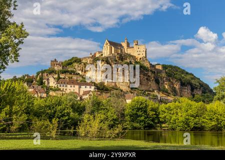 Frankreich, Dordogne, Perigord Noir, Vallée de la Dordogne, Beynac-et-Cazenac, mit Les Plus Beaux Villages de France beschriftet, die Burg, mittelalterliche Festung aus dem 12. Jahrhundert Stockfoto