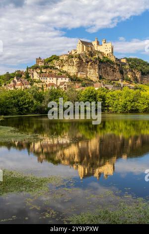 Frankreich, Dordogne, Perigord Noir, Vallée de la Dordogne, Beynac-et-Cazenac, mit Les Plus Beaux Villages de France beschriftet, die Burg, mittelalterliche Festung aus dem 12. Jahrhundert Stockfoto