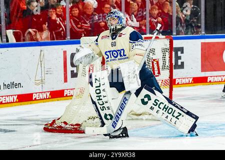 Deutschland. Oktober 2024. Eishockey Penny-DEL 8.Spieltag Koelner Haie - Schwenninger Wild Wings am 11.10.2024 in der Lanxess Arena in Köln Joacim Eriksson ( Schwenningen ) Gemaess den Vorgaben der DEL Deutsche Eishockey Liga ist die Publikation und Weiterverwertung der Aufnahmen in elektronischen Medien und Endgeraeten aller Art waehrend des laufenden Spiels nicht zulaessig. Foto: Revierfoto Credit: ddp Media GmbH/Alamy Live News Stockfoto