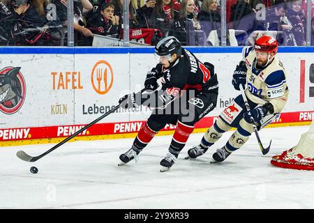 Deutschland. Oktober 2024. Eishockey Penny-DEL 8.Spieltag Koelner Haie - Schwenninger Wild Wings am 11.10.2024 in der Lanxess Arena in Köln Kevin Niedenz ( Köln ), links - Benjamin Marshall ( Schwenningen ), rechts Gemaess den Vorgaben der DEL Deutsche Eishockey Liga ist die Publikation und Weiterverwertung der Aufnahmen in elektronischen Medien und Endgeraeten aller Art waehrend des laufenden Spiele nicht zulaessig. Foto: Revierfoto Credit: ddp Media GmbH/Alamy Live News Stockfoto