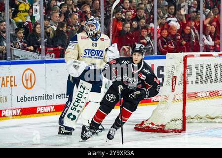 Deutschland. Oktober 2024. Eishockey Penny-DEL 8.Spieltag Koelner Haie - Schwenninger Wild Wings am 11.10.2024 in der Lanxess Arena in Köln Joacim Eriksson ( Schwenningen ), links - Elias Lindner ( Köln ), rechts Gemaess den Vorgaben der DEL Deutsche Eishockey Liga ist die Publikation und Weiterverwertung der Aufnahmen in elektronischen Medien und Endgeraeten aller Art waehrend des laufenden Spiele nicht zulaessig. Foto: Revierfoto Credit: ddp Media GmbH/Alamy Live News Stockfoto