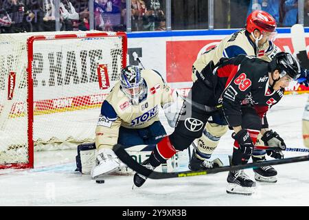 Deutschland. Oktober 2024. Eishockey Penny-DEL 8.Spieltag Koelner Haie - Schwenninger Wild Wings am 11.10.2024 in der Lanxess Arena in Köln Joacim Eriksson ( Schwenningen ), links - Gregor MacLeod ( Köln ), rechts Gemaess den Vorgaben der DEL Deutsche Eishockey Liga ist die Publikation und Weiterverwertung der Aufnahmen in elektronischen Medien und Endgeraeten aller Art waehrend des laufenden Spiele nicht zulaessig. Foto: Revierfoto Credit: ddp Media GmbH/Alamy Live News Stockfoto