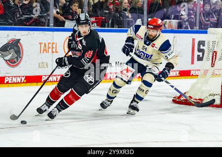 Deutschland. Oktober 2024. Eishockey Penny-DEL 8.Spieltag Koelner Haie - Schwenninger Wild Wings am 11.10.2024 in der Lanxess Arena in Köln Kevin Niedenz ( Köln ), links - Benjamin Marshall ( Schwenningen ), rechts Gemaess den Vorgaben der DEL Deutsche Eishockey Liga ist die Publikation und Weiterverwertung der Aufnahmen in elektronischen Medien und Endgeraeten aller Art waehrend des laufenden Spiele nicht zulaessig. Foto: Revierfoto Credit: ddp Media GmbH/Alamy Live News Stockfoto