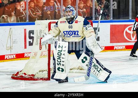 Deutschland. Oktober 2024. Eishockey Penny-DEL 8.Spieltag Koelner Haie - Schwenninger Wild Wings am 11.10.2024 in der Lanxess Arena in Köln Joacim Eriksson ( Schwenningen ) Gemaess den Vorgaben der DEL Deutsche Eishockey Liga ist die Publikation und Weiterverwertung der Aufnahmen in elektronischen Medien und Endgeraeten aller Art waehrend des laufenden Spiels nicht zulaessig. Foto: Revierfoto Credit: ddp Media GmbH/Alamy Live News Stockfoto