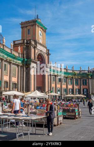 Italien, Kampanien, Neapel, historisches Zentrum, das von der UNESCO zum Weltkulturerbe erklärt wurde, Piazza Dante, Buchmesse mit dem Forum Carolino im Hintergrund Stockfoto