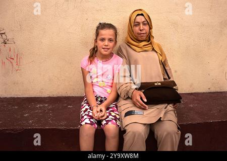 Saida, Libanon. Oktober 2024. Eine vertriebene Mutter und ein Mädchen posieren für ein Foto, in einer Schule in Saida, wo sie leben, nachdem sie gezwungen wurden, ihre Heimat zu verlassen. Der Krieg zwischen Israel und der Hisbollah hat mehr als 1,2 Millionen Menschen vertrieben und mehr als 2.000 Menschen getötet. Quelle: SOPA Images Limited/Alamy Live News Stockfoto