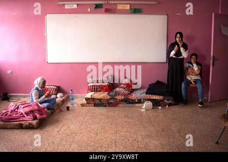 Saida, Libanon. Oktober 2024. Drei vertriebene Mädchen in einem Zimmer einer Schule, wo sie leben, nachdem sie wegen des Krieges gezwungen wurden, aus ihren Häusern zu fliehen. Der Krieg zwischen Israel und der Hisbollah hat mehr als 1,2 Millionen Menschen vertrieben und mehr als 2.000 Menschen getötet. Quelle: SOPA Images Limited/Alamy Live News Stockfoto