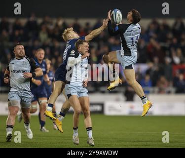 Eccles, Großbritannien. Oktober 2024. Arron Reed of Sale Sharks und Adam Radwan von Newcastle Falcons kämpfen um den Ball während des Gallagher Premiership Matches Sale Sharks vs Newcastle Falcons im Salford Community Stadium, Eccles, Vereinigtes Königreich, 11. Oktober 2024 (Foto: Alfie Cosgrove/News Images) in Eccles, Vereinigtes Königreich am 11. Oktober 2024. (Foto: Alfie Cosgrove/News Images/SIPA USA) Credit: SIPA USA/Alamy Live News Stockfoto