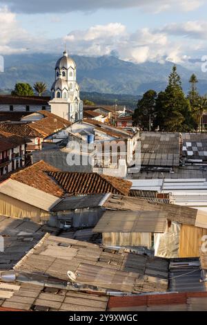 Kolumbien, Quindio Department, Kaffee-Kulturlandschaft Kolumbiens, die zum UNESCO-Weltkulturerbe gehört, das Dorf Filandia und der Nationalpark Los Nevados im Hintergrund Stockfoto