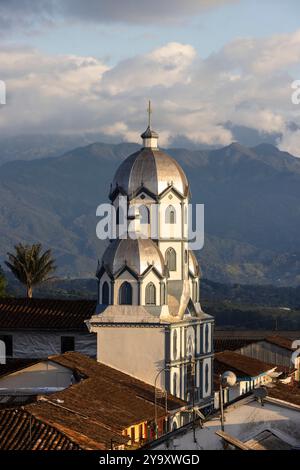 Kolumbien, Quindio Department, Kaffee-Kulturlandschaft Kolumbiens, die zum UNESCO-Weltkulturerbe gehört, Filandia Village, Unbefleckte Empfängniskirche Stockfoto