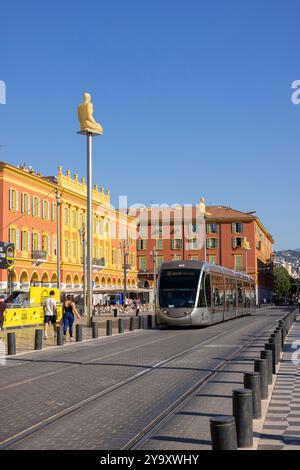 Frankreich, Alpes-Maritimes, Nizza, von der UNESCO zum Weltkulturerbe erklärt, Altstadt von Nizza, Straßenbahnüberfahrt den Massena-Platz in den Farben der Tour de France Stockfoto