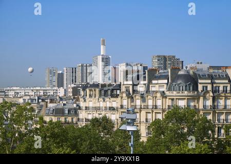 Frankreich, Paris, von der UNESCO zum Weltkulturerbe erklärt, die Türme der Front de seine, der Kamin des Kesselraums Beaugrenelle und der Ballon des Andre Citroen Parks vom Eiffelturm stehen im Champ de Mars Park, wo die Beachvolleyball-Veranstaltungen während der Olympischen Spiele 2024 stattfinden Stockfoto