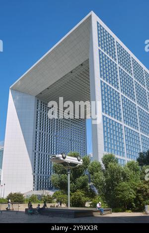 Frankreich, Hauts de seine, La Defense, die Autolampe, Werk von Benedetto Bufalino und Thron am Fuße des Großen Arches von dem Architekten Johan Otto von Spreckelsen Stockfoto