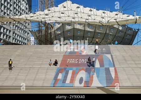 Frankreich, Hauts de seine, La Defense, Grande Arche de La Defense (1989) des dänischen Architekten Johan Otto von Spreckelsen, Dekoration der Treppenaufsätze in den Farben der Olympischen und Paralympischen Spiele 2024 in Paris Stockfoto