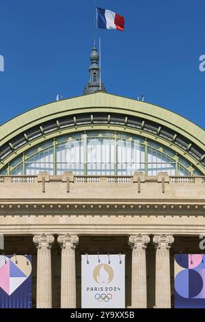 Frankreich, Paris (75), Zone classée Patrimoine Mondial de l'UNESCO, Le Grand Palais, la Fassade prinzipale avec la Banderole des JO Paris 2024/France, Paris, von der UNESCO als Weltkulturerbe gelistetes Gebiet, Grand Palais, die Hauptfassade mit dem Banner der Olympischen Spiele von Paris 2024 Stockfoto