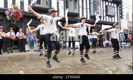 Morris-Tanz, traditioneller Tanz der britischen Inseln mit Stöcken, Taschentüchern und Glocken Stockfoto