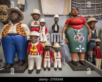 Südafrika, Westkap, Kapstadt, Victoria & Alfred Waterfront, Skulpturen aus der Kunsthandwerk-Boutique des African Trading Port Stockfoto