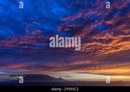 Südafrika, Westkap, Kapstadt, Bloubergstrand, Sonnenuntergang über Kapstadt und Tafelberg-Nationalpark Stockfoto