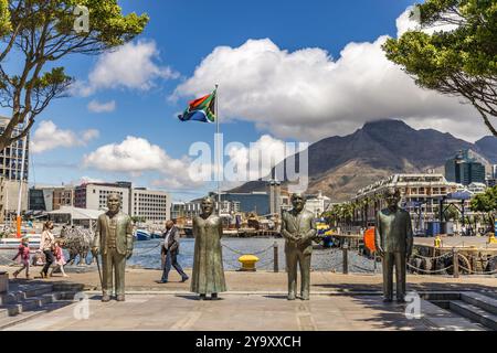 Südafrika, Westkap, Kapstadt, Victoria & Alfred Waterfront, Skulpturen der vier Friedensnobelpreisträger Nelson MANDELA (1993), F. W. de KLERK (1993), Desmond TUTU (1984) und Albert LUTHULI (1960) Stockfoto